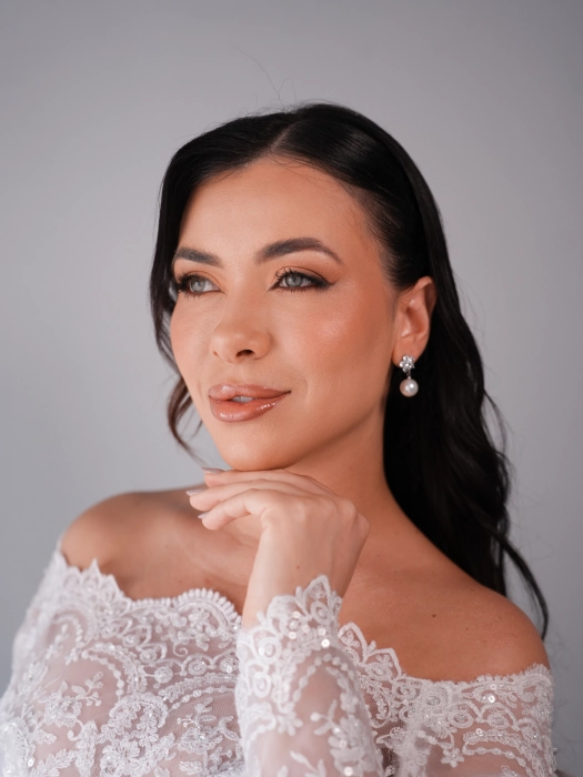 Beleza de noiva com delineado marcado, pele iluminada e brincos de pérola