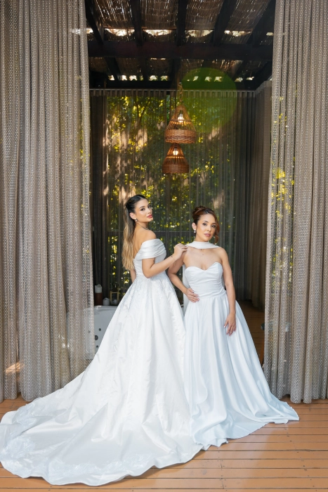 Duas noivas com vestidos longos em produção completa do Mariée