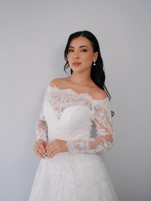 Noiva com vestido de renda manga longa e cabelo solto