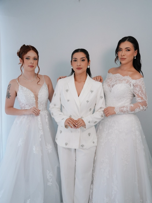Karine Santos entre duas noivas com produção completa do Mariée