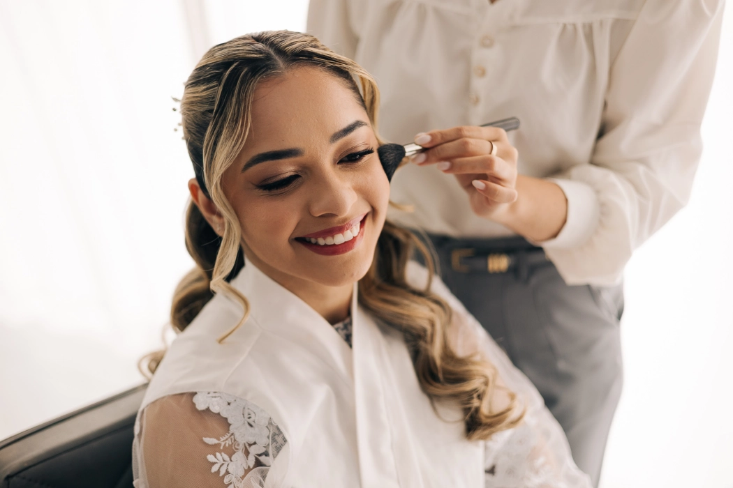 Maquiadora do Mariée finalizando a maquiagem da noiva com pincel